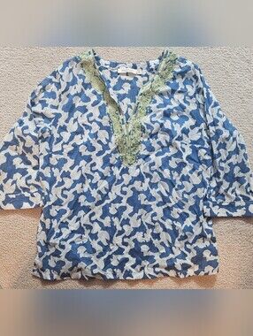 Rockflowerpaper bluTHREADS popover tunic is a lightweight, bohemian-style top